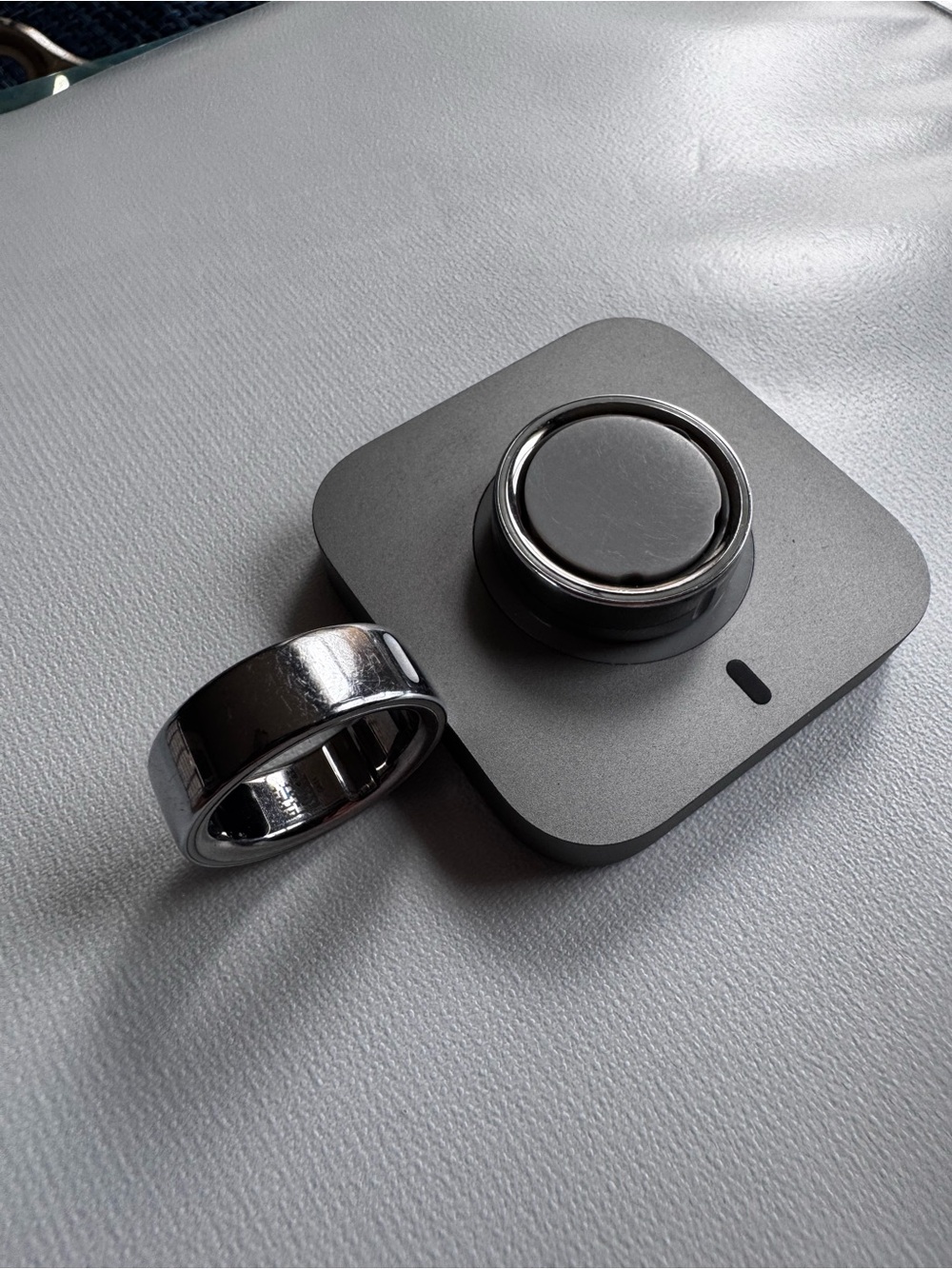 Oura Gray Magnetic Ring Accessory with Silver Accent - Picture 4 of 5